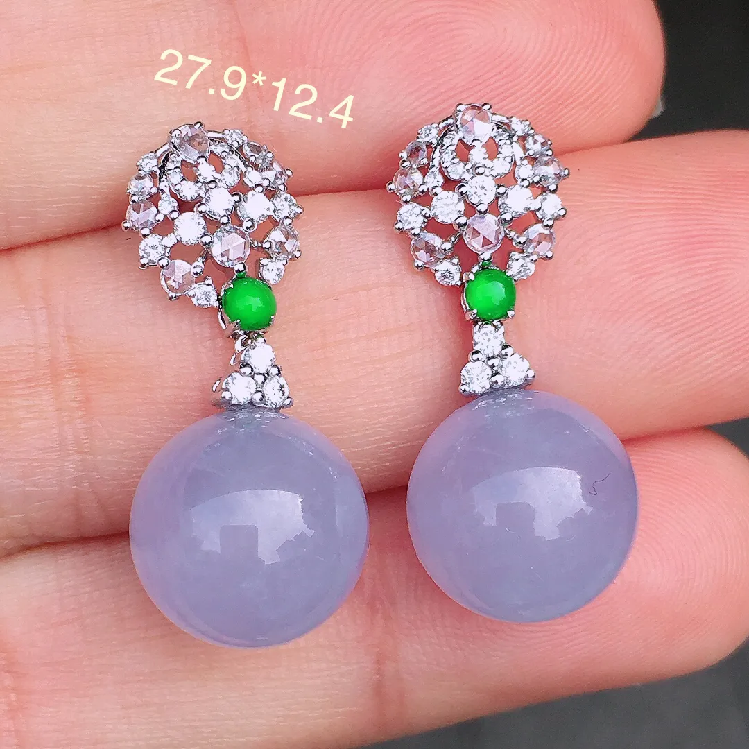 紫罗兰珠子耳坠，色泽均匀艳丽，玉质细腻，荧光感超
强，饱满圆润，尽显优雅气质，18k
金豪华镶嵌