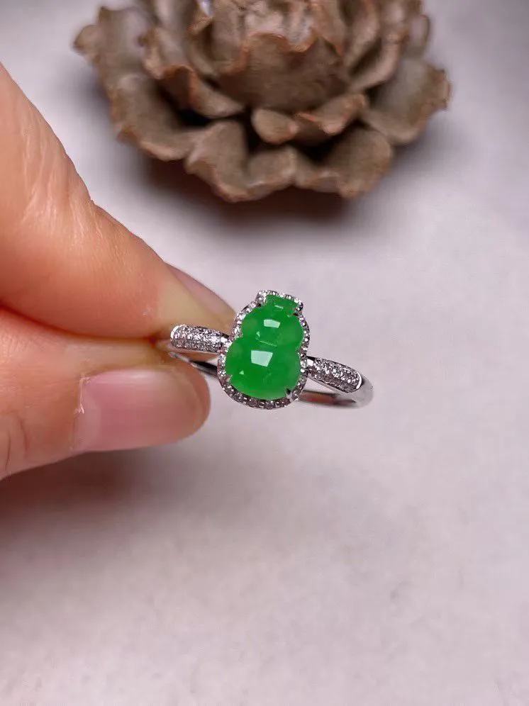 冰种阳绿葫芦戒指 、真金真钻镶嵌，种水好，玉质细腻 .裸石尺寸 8.2*5.9