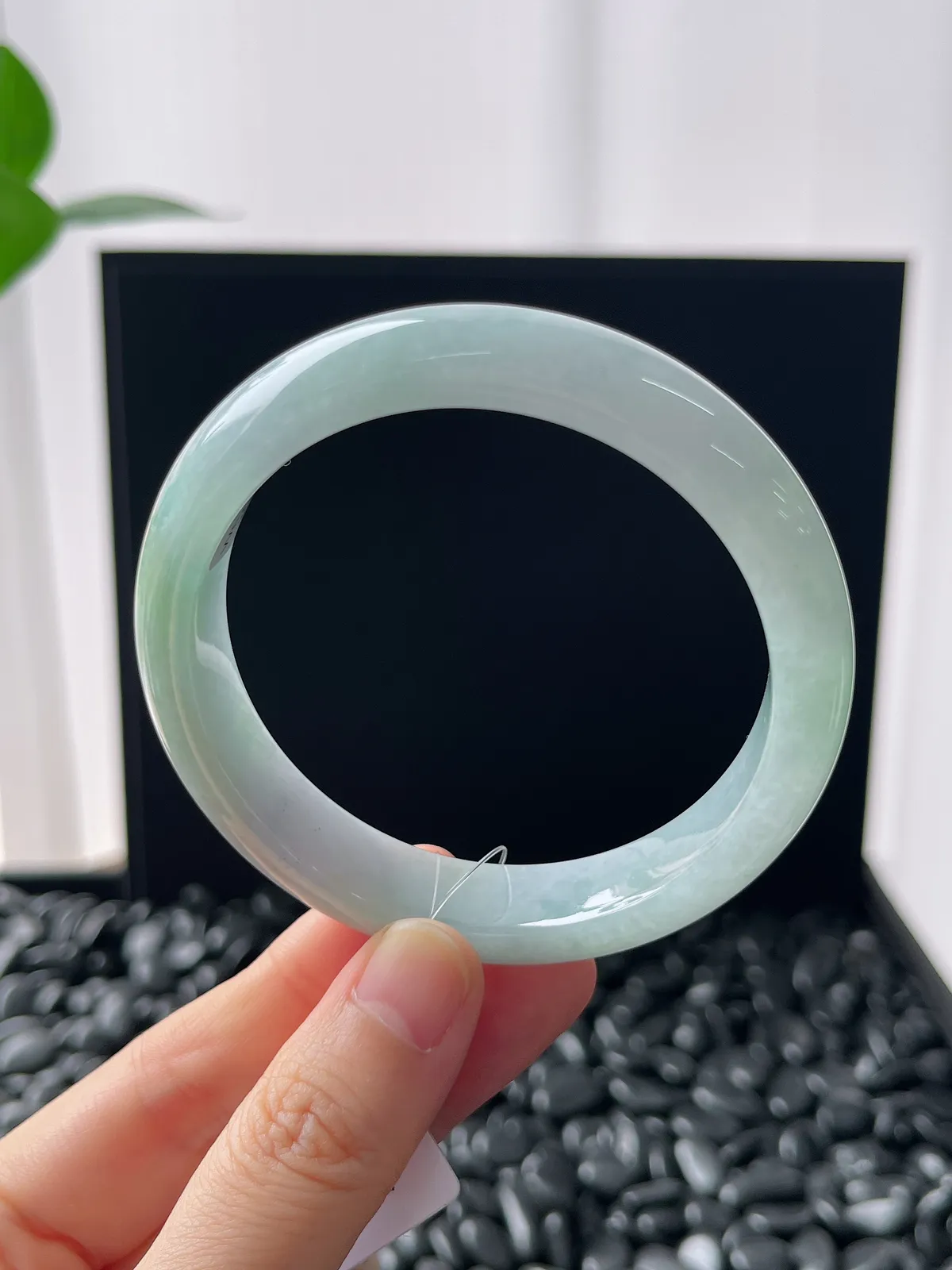 正圈56.6圈口，翡翠糯化种淡绿色手镯