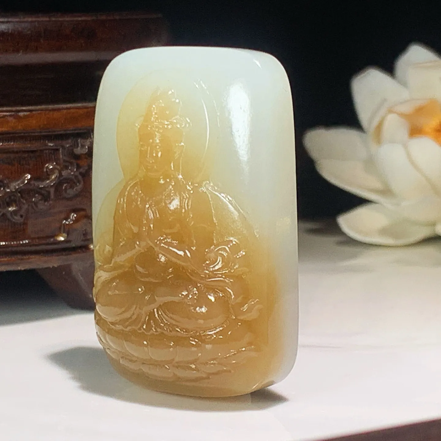 新疆和田玉且末糖坐莲观音牌挂件。尺寸47/31/15重43.6克。玉质细腻油润。手推出油。佩戴高端典