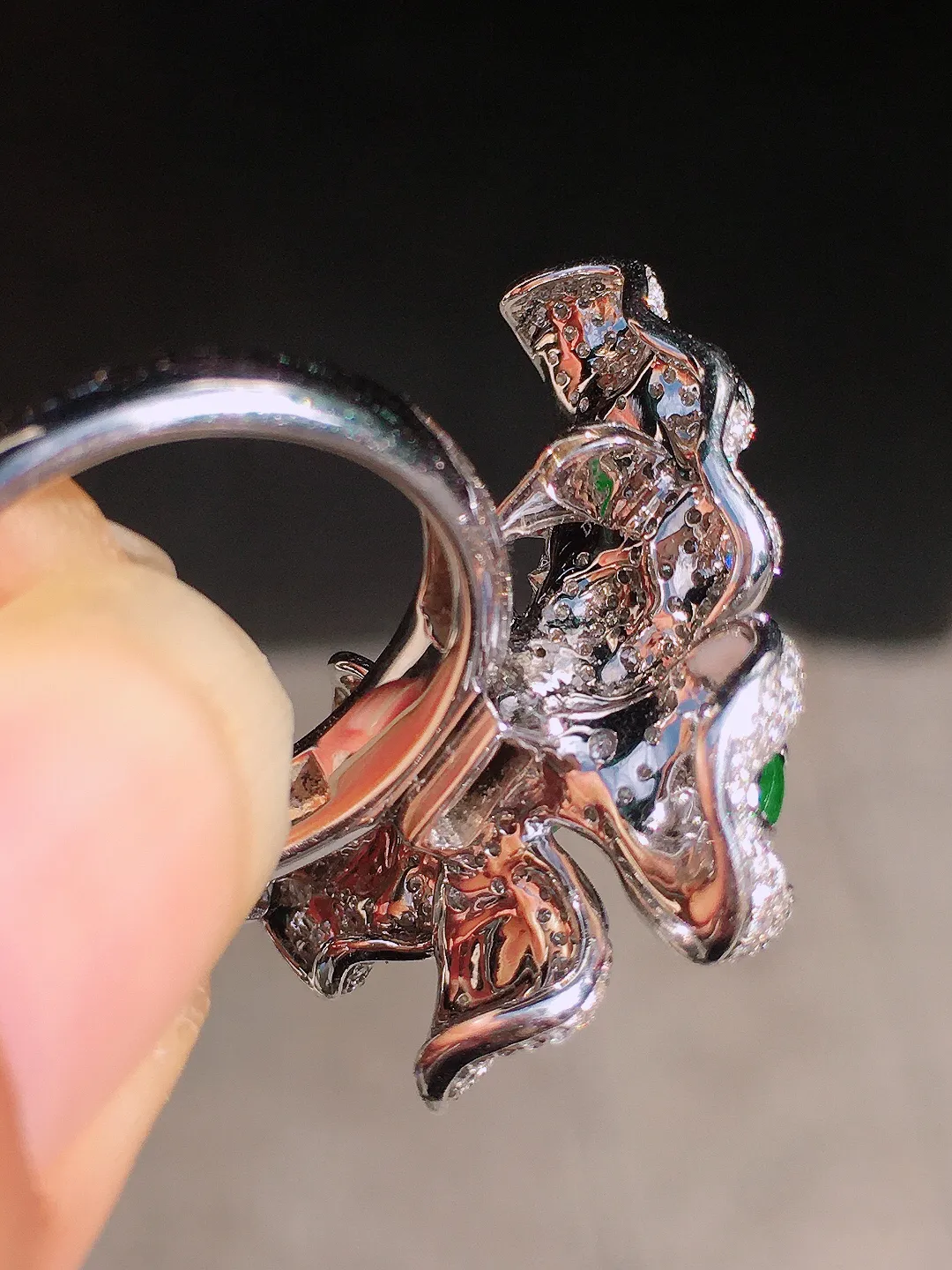 阳绿蝴蝶三用款，色泽均匀艳丽，玉质细腻，荧光感超
强，饱满圆润，尽显优雅气质，18k
金豪华镶嵌