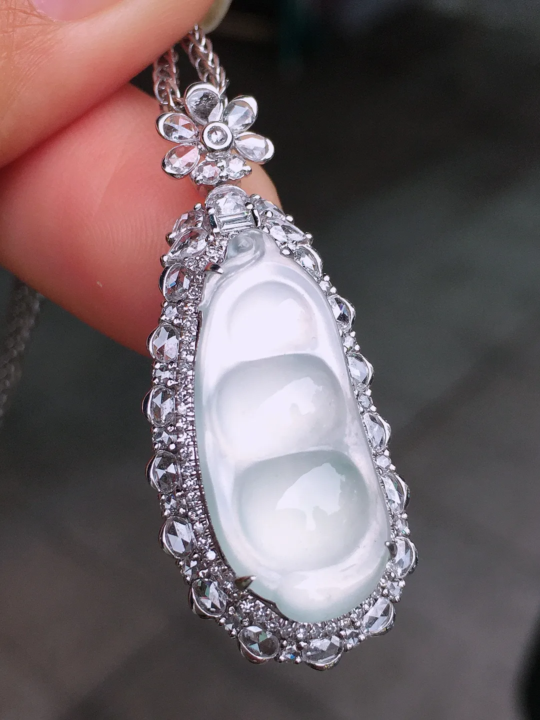 冰种福豆吊坠，玉质细腻，荧光感超
强，饱满圆润，尽显优雅气质，18k
金豪华镶嵌