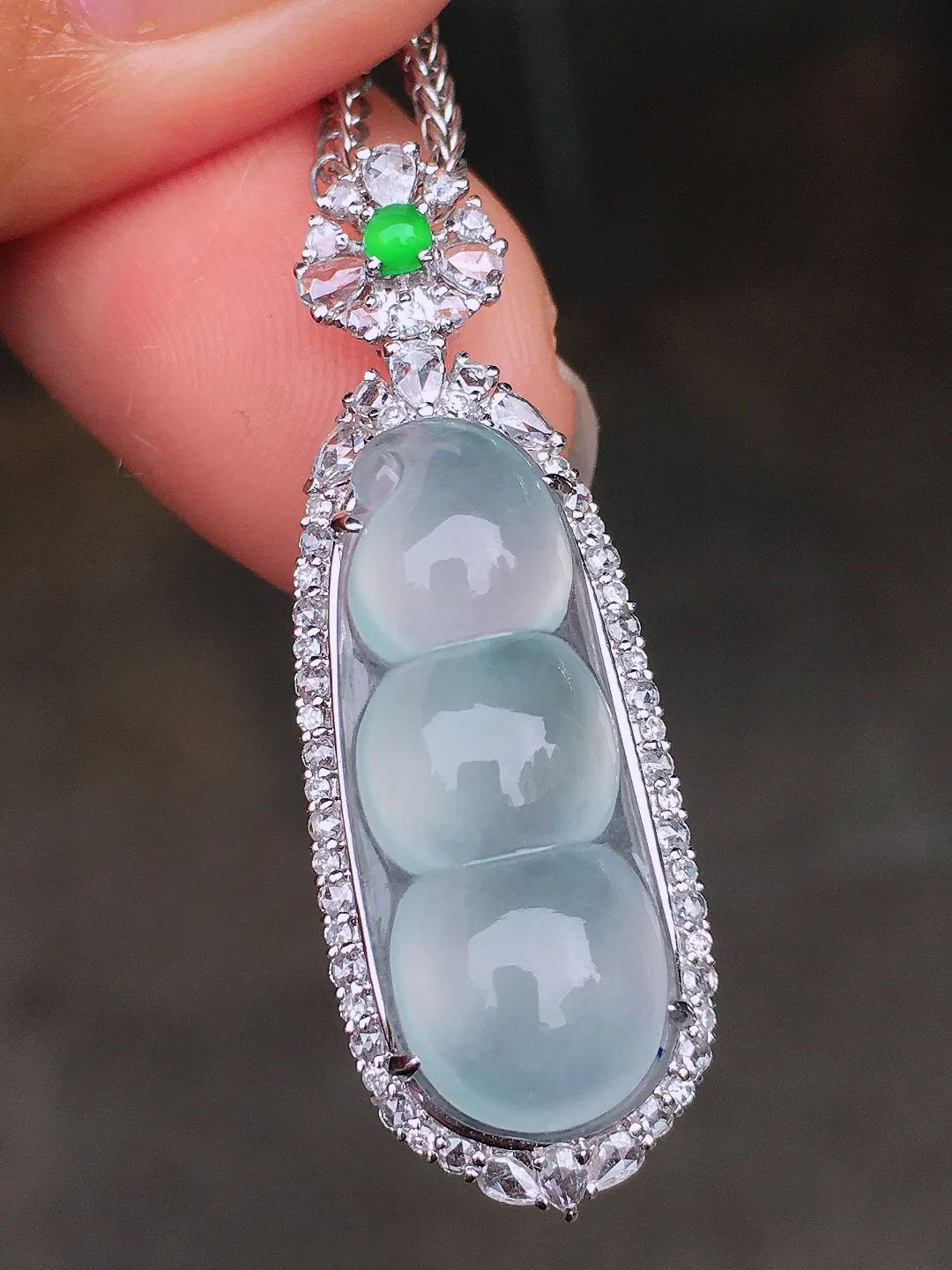 冰种福豆吊坠，玉质细腻，荧光感超
强，饱满圆润，尽显优雅气质，18k
金豪华镶嵌