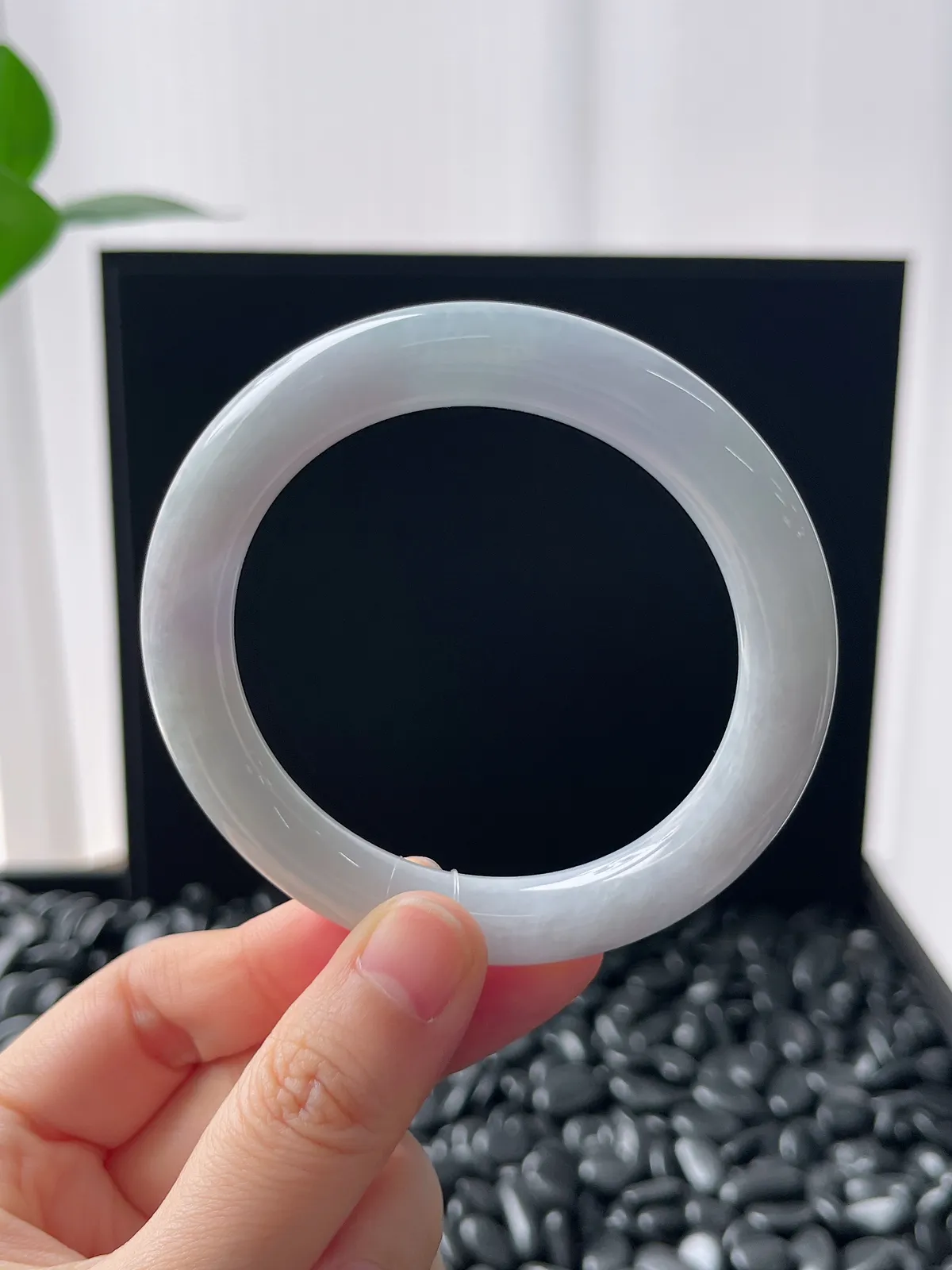 圆镯53.6圈口，翡翠糯化种白色手镯