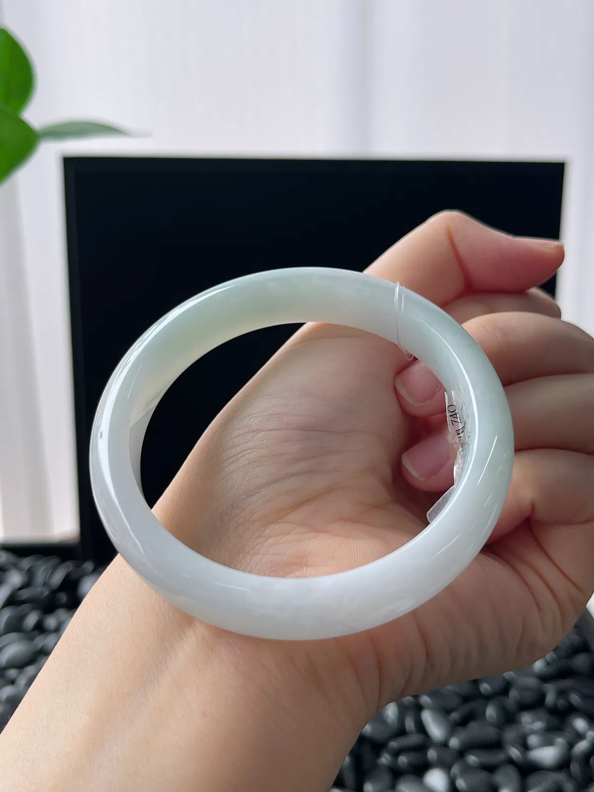 正圈57.8圈口，翡翠糯化种白色手镯