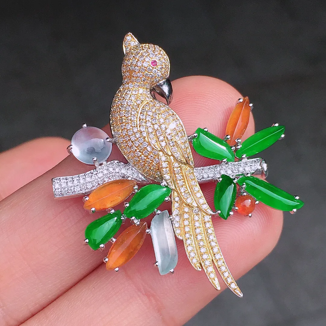 三彩【喜上眉梢】胸针/吊坠两用款，色泽均匀艳丽，玉质细腻，荧光感超
强，饱满圆润，尽显优雅气质，18