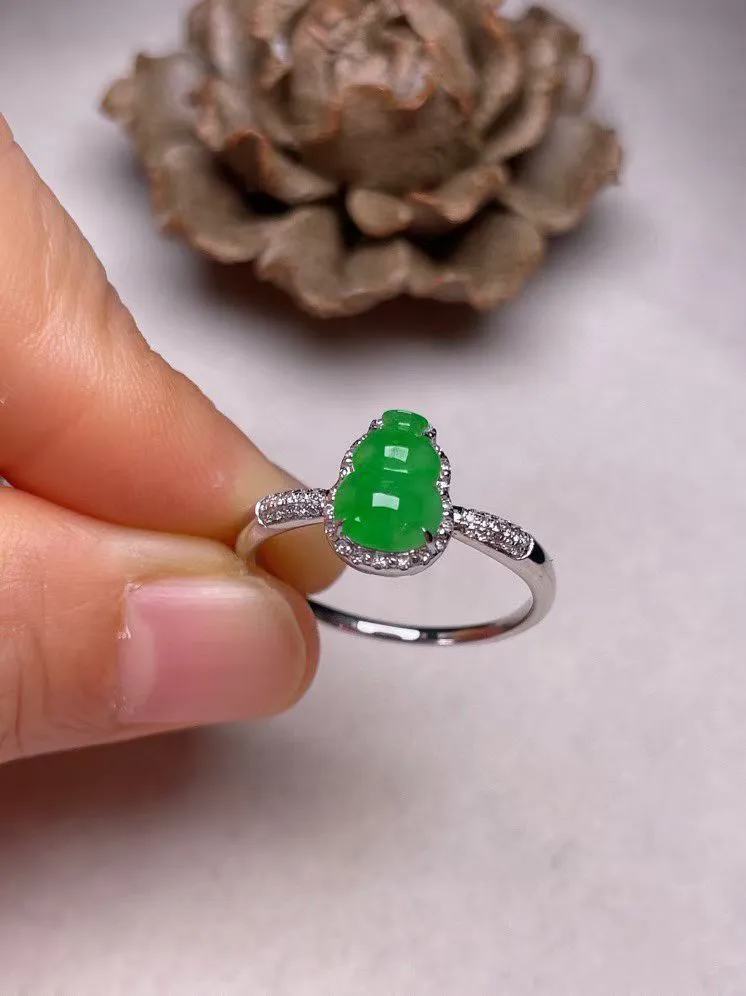 冰种阳绿葫芦戒指 、真金真钻镶嵌，种水好，玉质细腻 .裸石尺寸 8.2*5.9