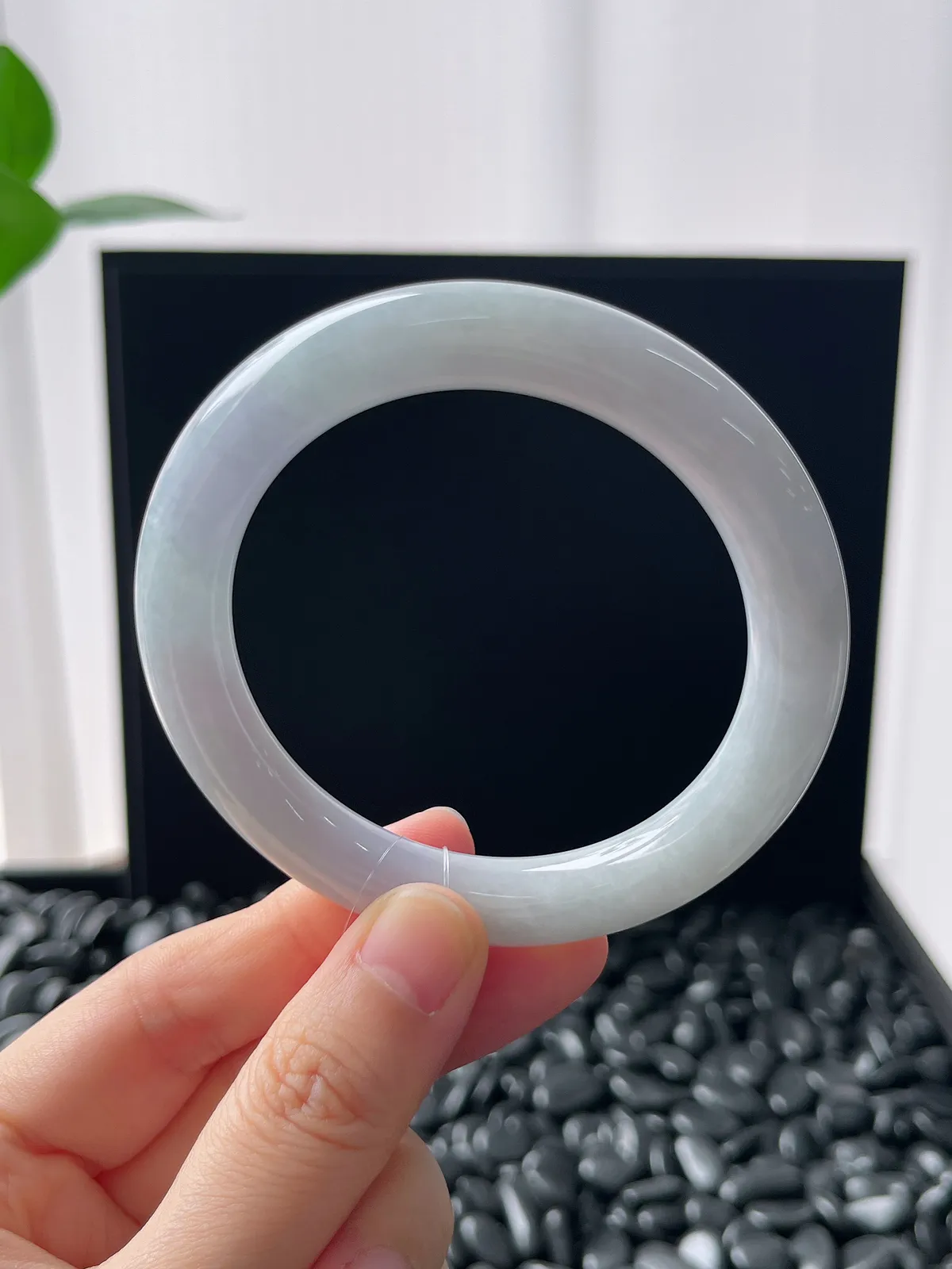 圆镯53.6圈口，翡翠糯化种白色手镯