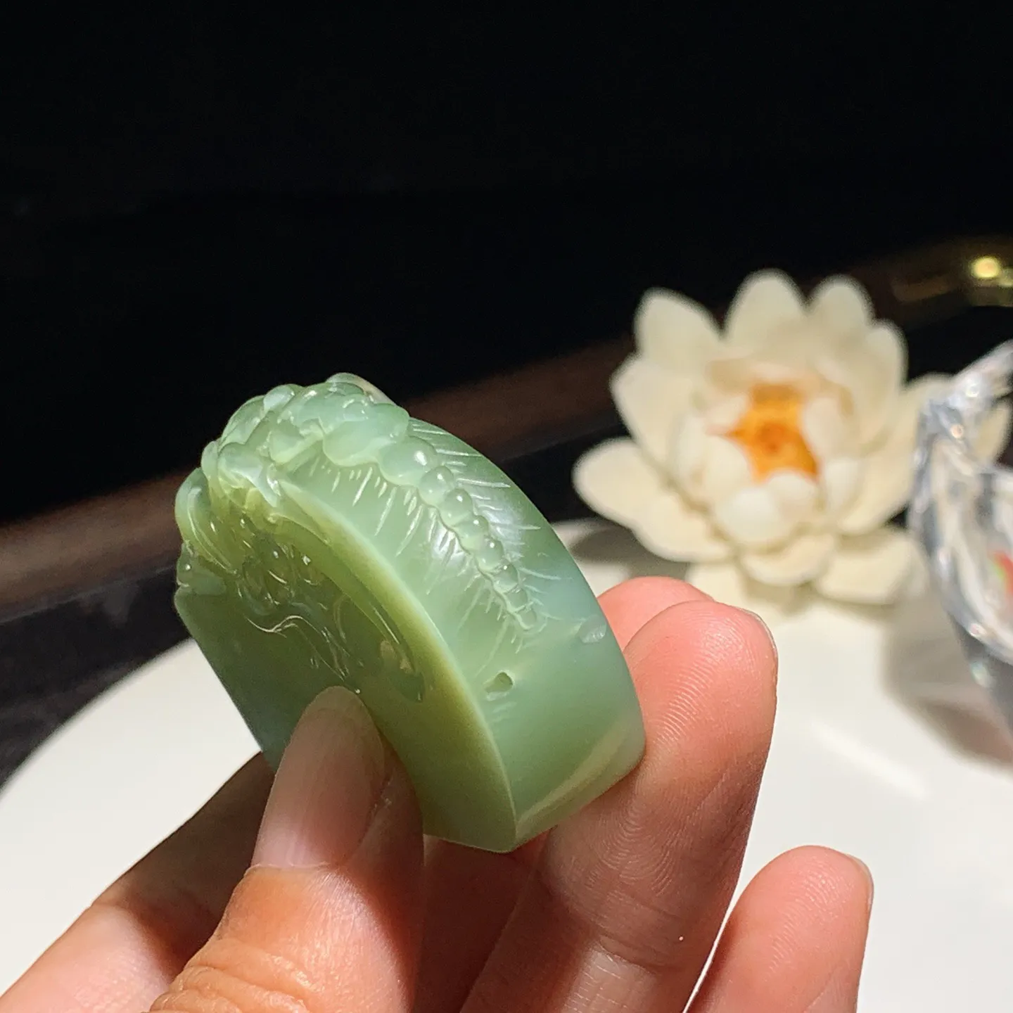 和田玉粉青猫眼俄罗斯碧玉龙佑一方牌子挂件。尺寸60/36/12重63.5克。玉质细腻油润。手推出油。佩戴高端典雅。lt251201