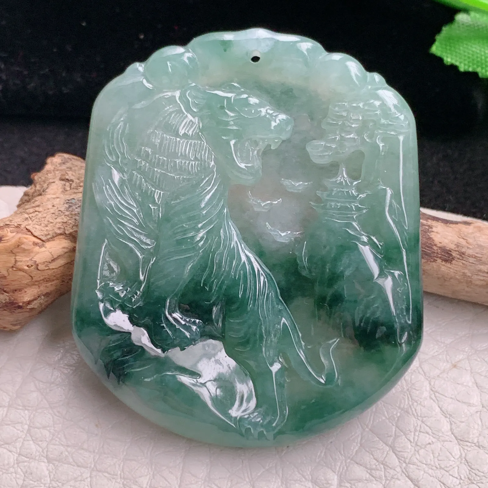 kh自然光49.9*42*5.5天然缅甸翡翠飘花上山虎 生肖虎玉吊坠 玉挂件