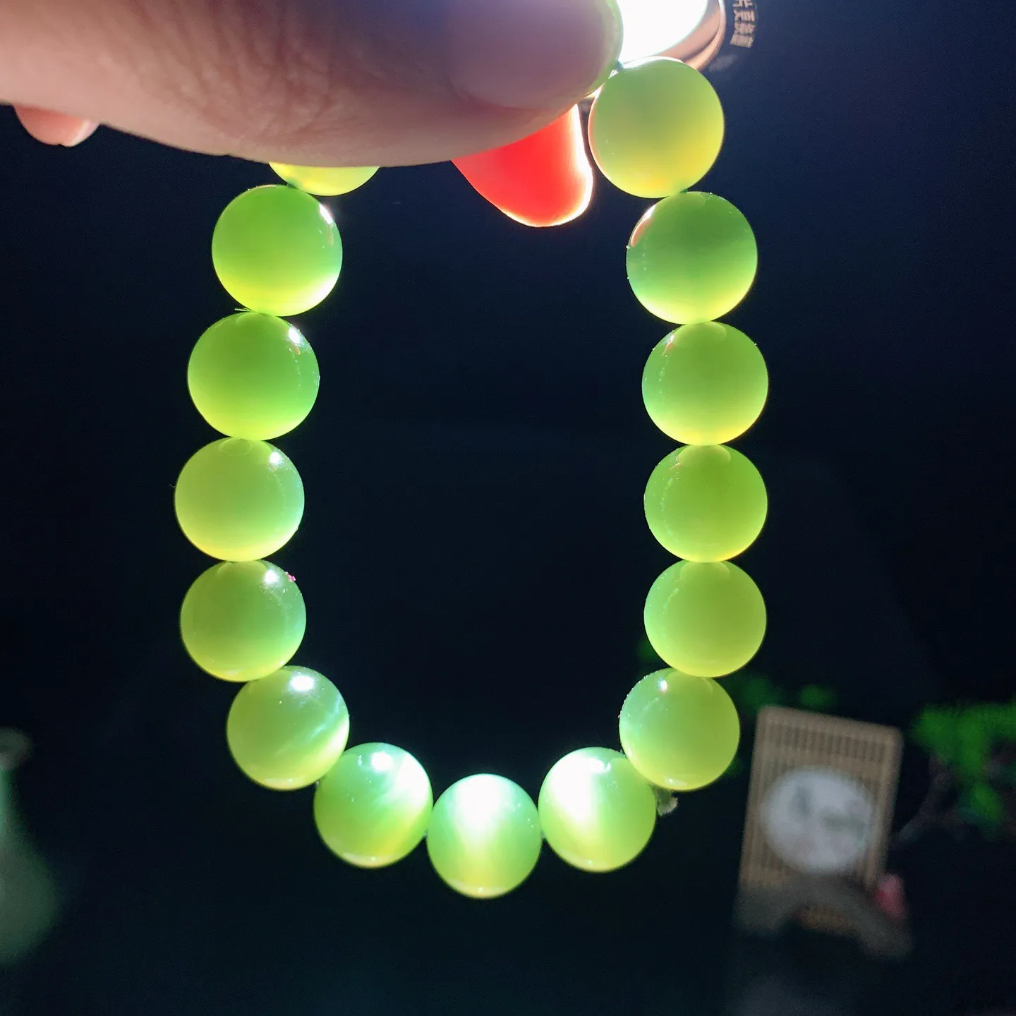 和田玉菠菜绿俄罗斯碧玉猫眼手串。单颗尺寸12重45.8克。玉质细腻油润。手推出油。佩戴高端典雅。lt251201