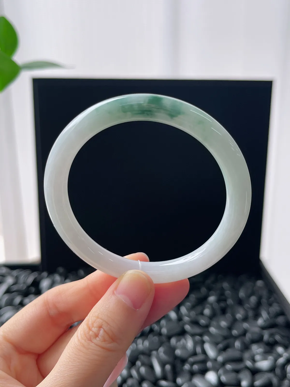 圆镯53.2圈口，翡翠糯化种淡绿色手镯