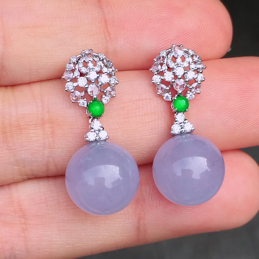 紫罗兰珠子耳坠，色泽均匀艳丽，玉质细腻，荧光感超
强，饱满圆润，尽显优雅气质，18k
金豪华镶嵌