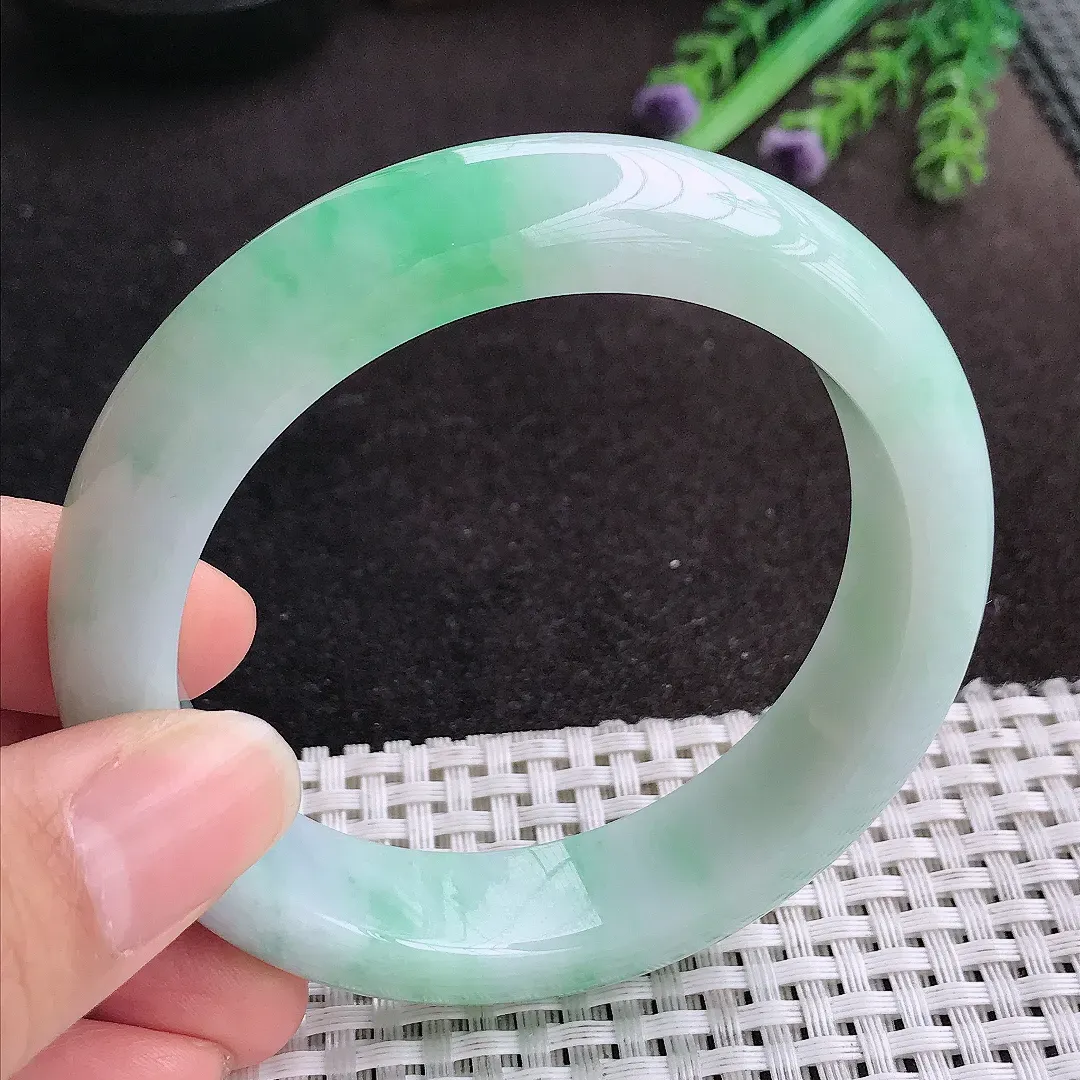 天然A货翡翠57.8/14.2/9.2老坑精美温润飘绿手镯宽边玉手镯