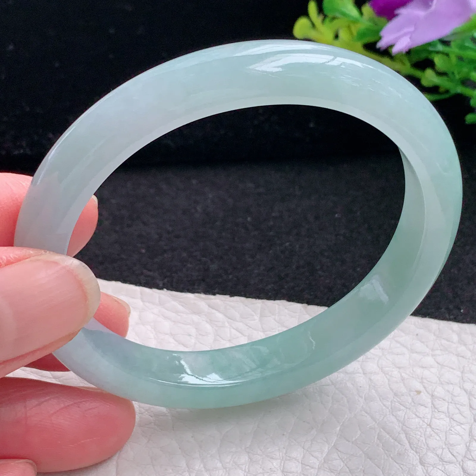 js自然光54*49*10*7.3贵妃镯 缅甸翡翠a货玉手镯清新蛋形宽边玉手环