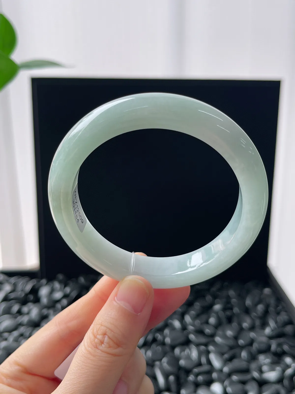 正圈55.6圈口，翡翠糯化种浅绿色手镯