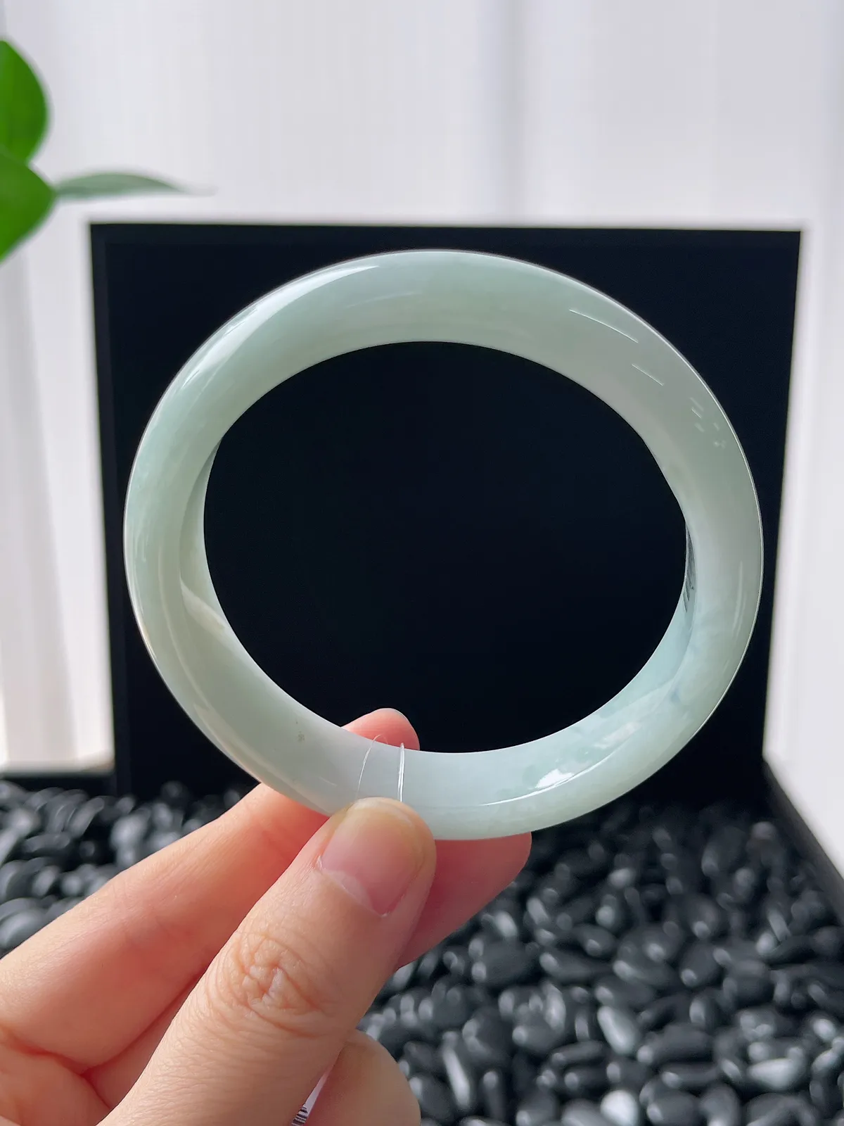 正圈56.5圈口，翡翠糯化种浅绿色手镯