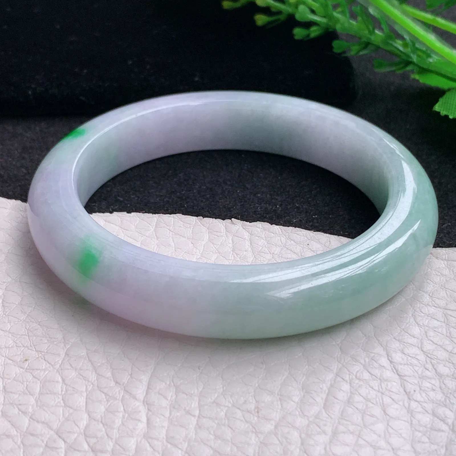 yh自然光54.5*11.2*9平安镯 缅甸翡翠a货玉手镯春带彩甜美？宽边玉手环