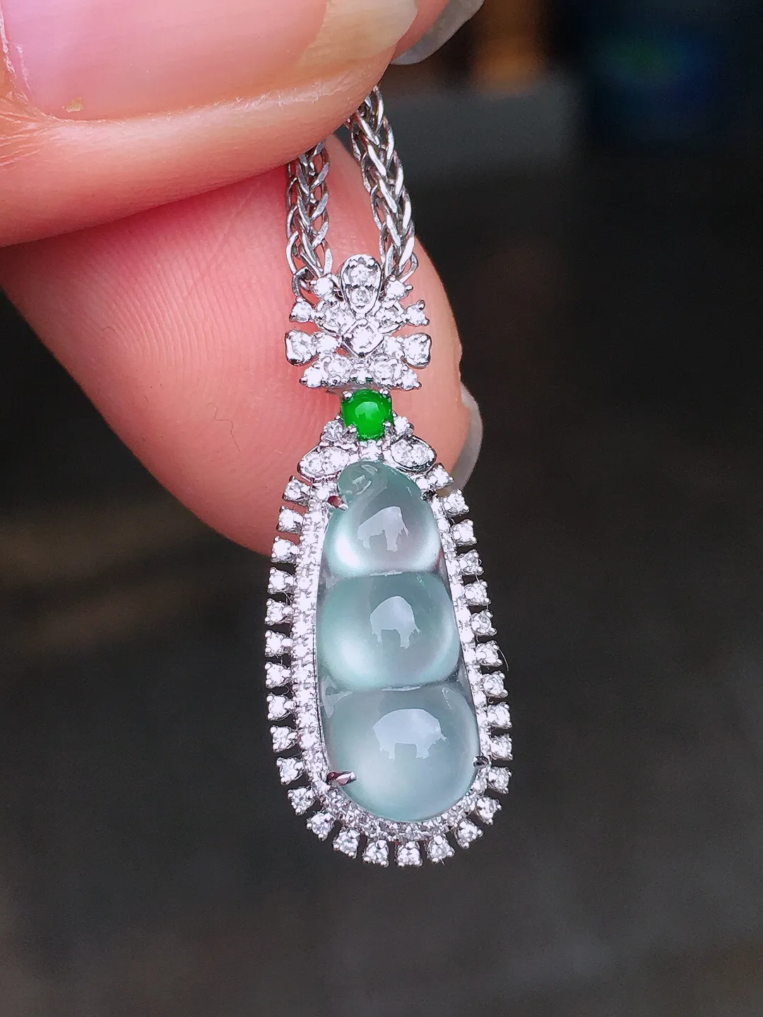 冰种福豆吊坠，玉质细腻，荧光感超
强，饱满圆润，尽显优雅气质，18k
金豪华镶嵌