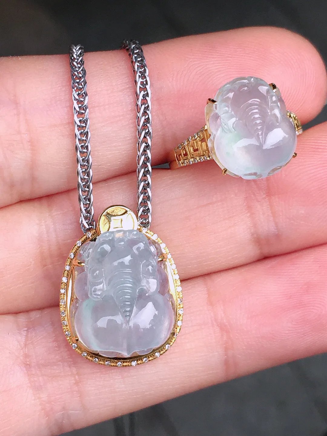 冰种貔貅套装（吊坠+戒指），玉质细腻，荧光感超
强，饱满圆润，尽显优雅气质，18k
金豪华镶嵌