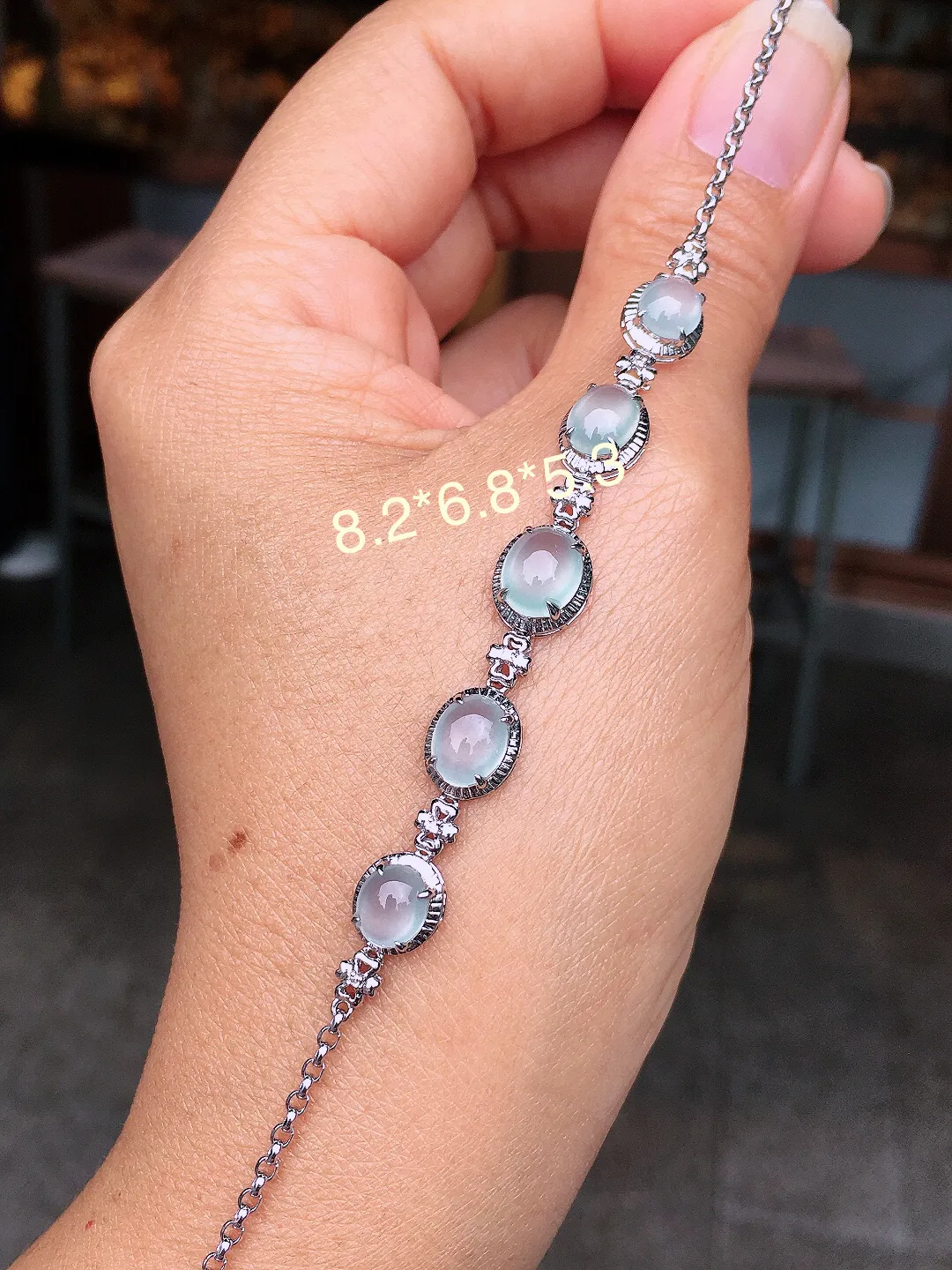 玻璃种蛋面手链，玉质细腻，荧光感超
强，饱满圆润，尽显优雅气质，18k
金豪华镶嵌