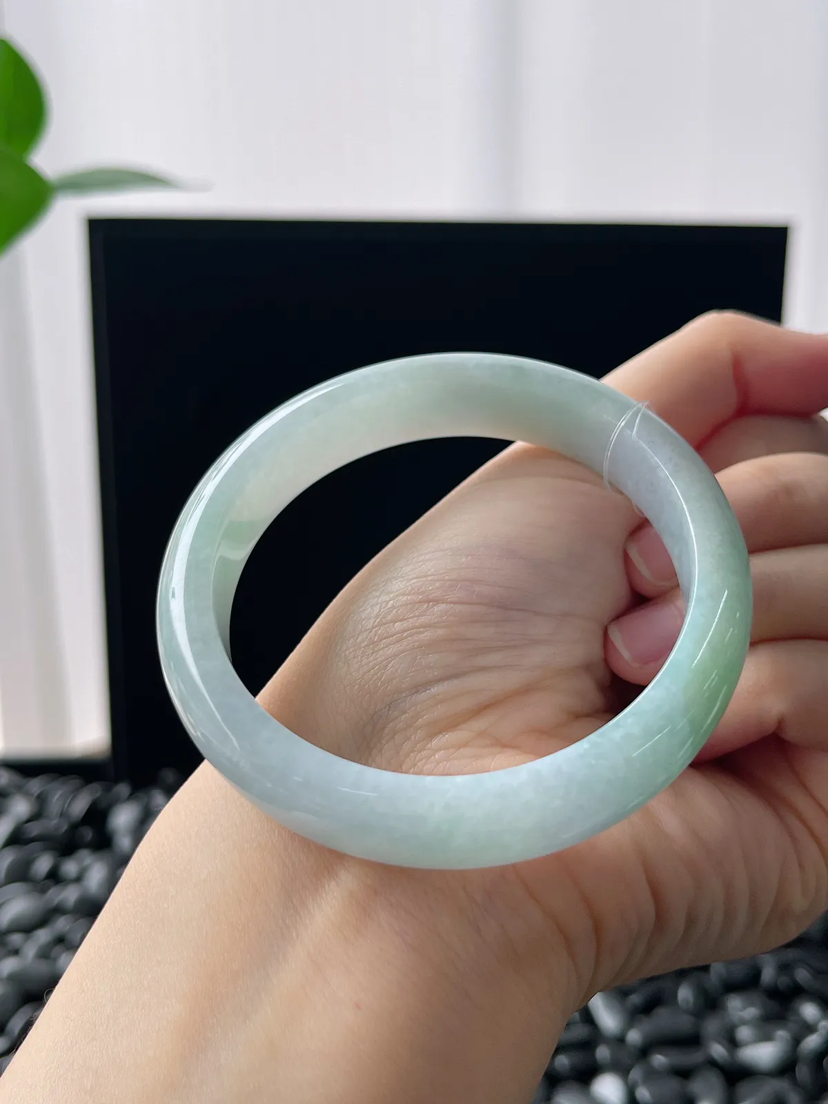 正圈56.6圈口，翡翠糯化种淡绿色手镯