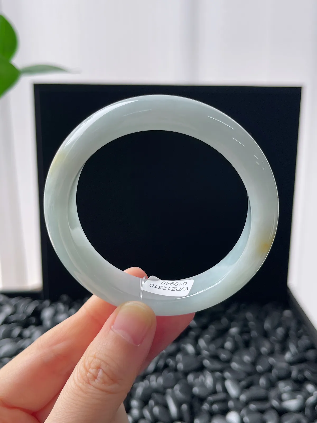 正圈53.3圈口，翡翠糯化种淡蓝色手镯