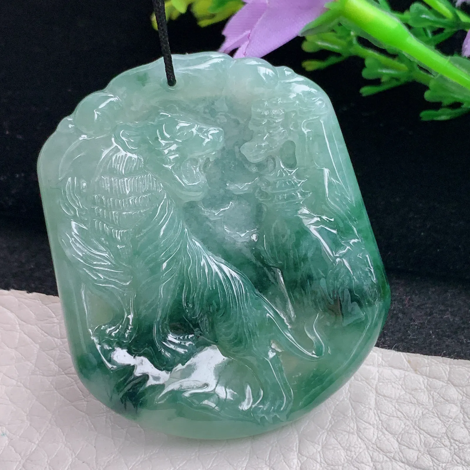 kh自然光49.9*42*5.5天然缅甸翡翠飘花上山虎 生肖虎玉吊坠 玉挂件