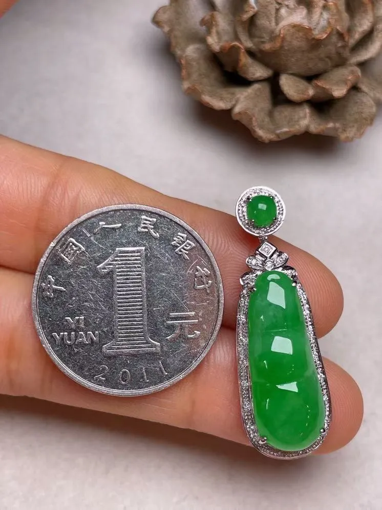冰种阳绿福豆吊坠、真金真钻镶嵌，种水好，玉质细腻 .裸石尺寸 23.0*8.9