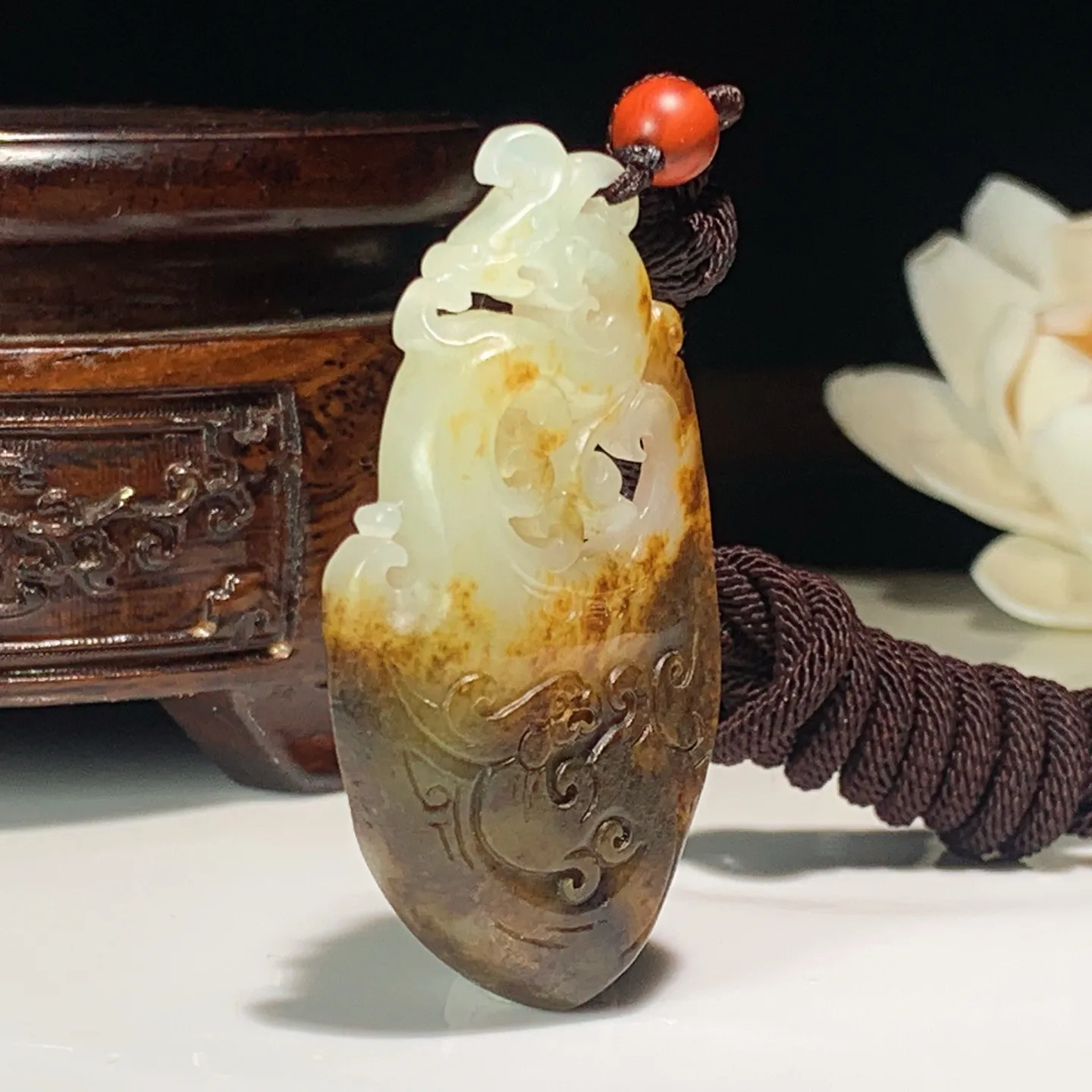 新疆和田玉籽料仿古龙凤呈祥挂件。尺寸53/28/9重18克。玉质细腻油润。手推出油。佩戴高端典雅。lt251201