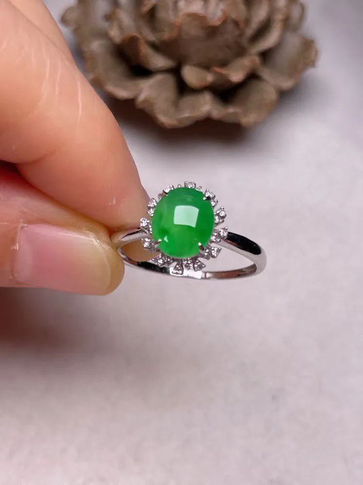 冰种阳绿蛋面戒指 、真金真钻镶嵌，种水好，玉质细腻 .裸石尺寸 7.9*6.8*