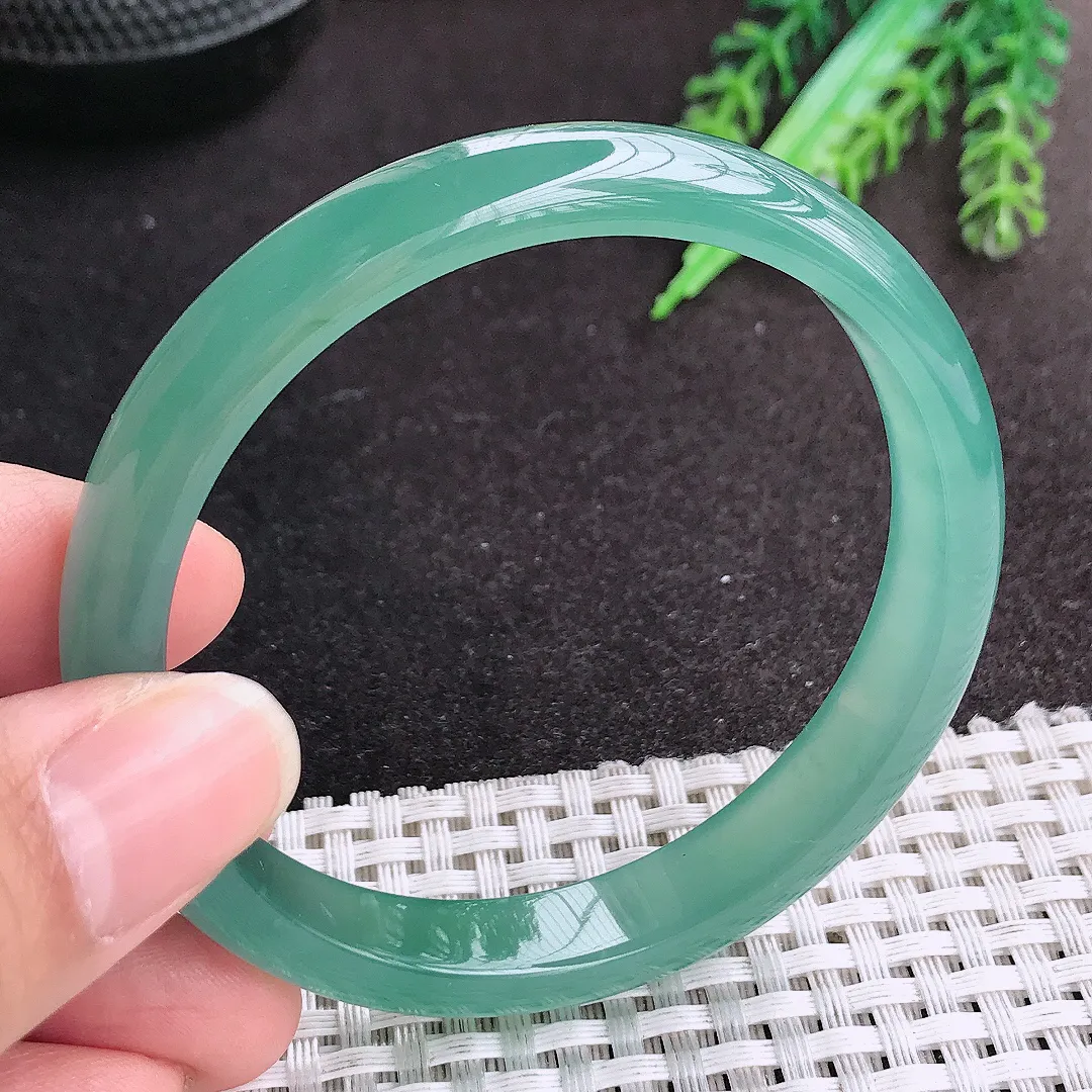 天然A货翡翠57.5/10.2/6.5老坑冰胶果冻冰纯满色天空蓝冰蓝手镯宽边玉手镯