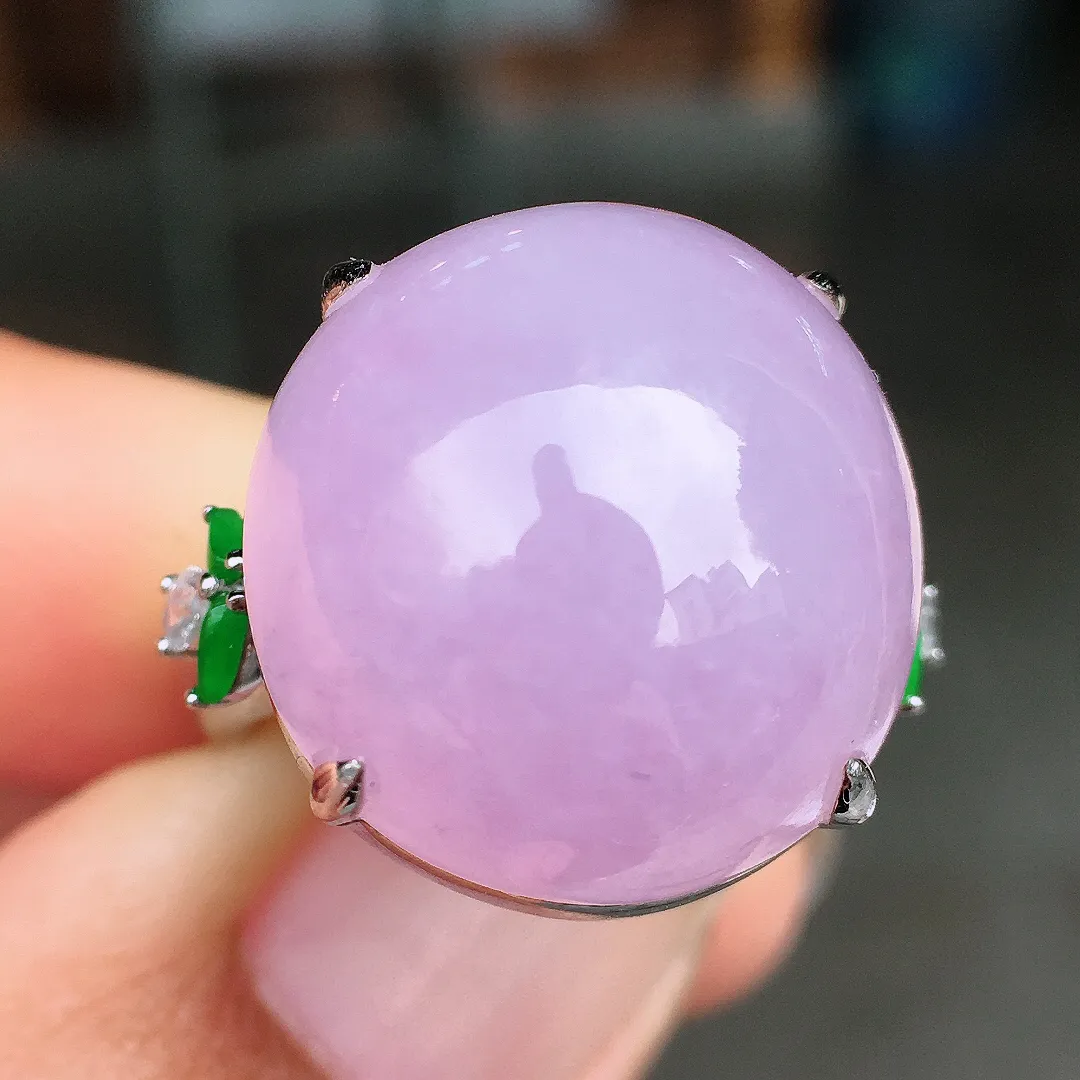 紫罗兰蛋面戒指，色泽均匀艳丽，玉质细腻，荧光感超
强，饱满圆润，尽显优雅气质，18k
金豪华镶嵌