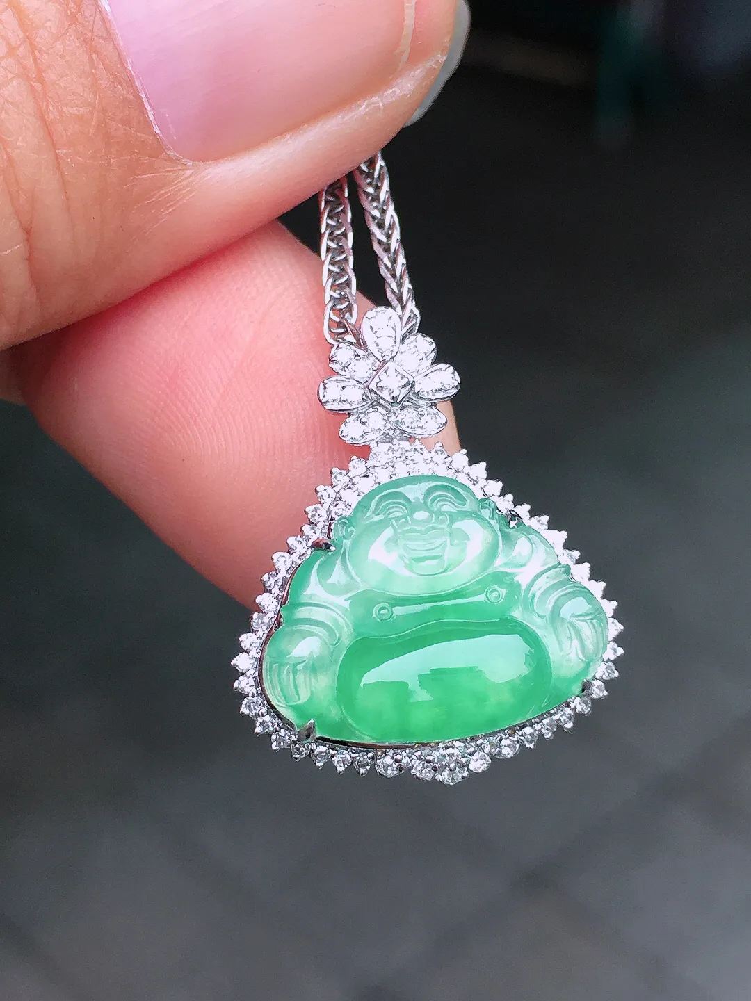 飘绿佛公吊坠，色泽艳丽，玉质细腻，荧光感超
强，饱满圆润，尽显优雅气质，18k
金豪华镶嵌