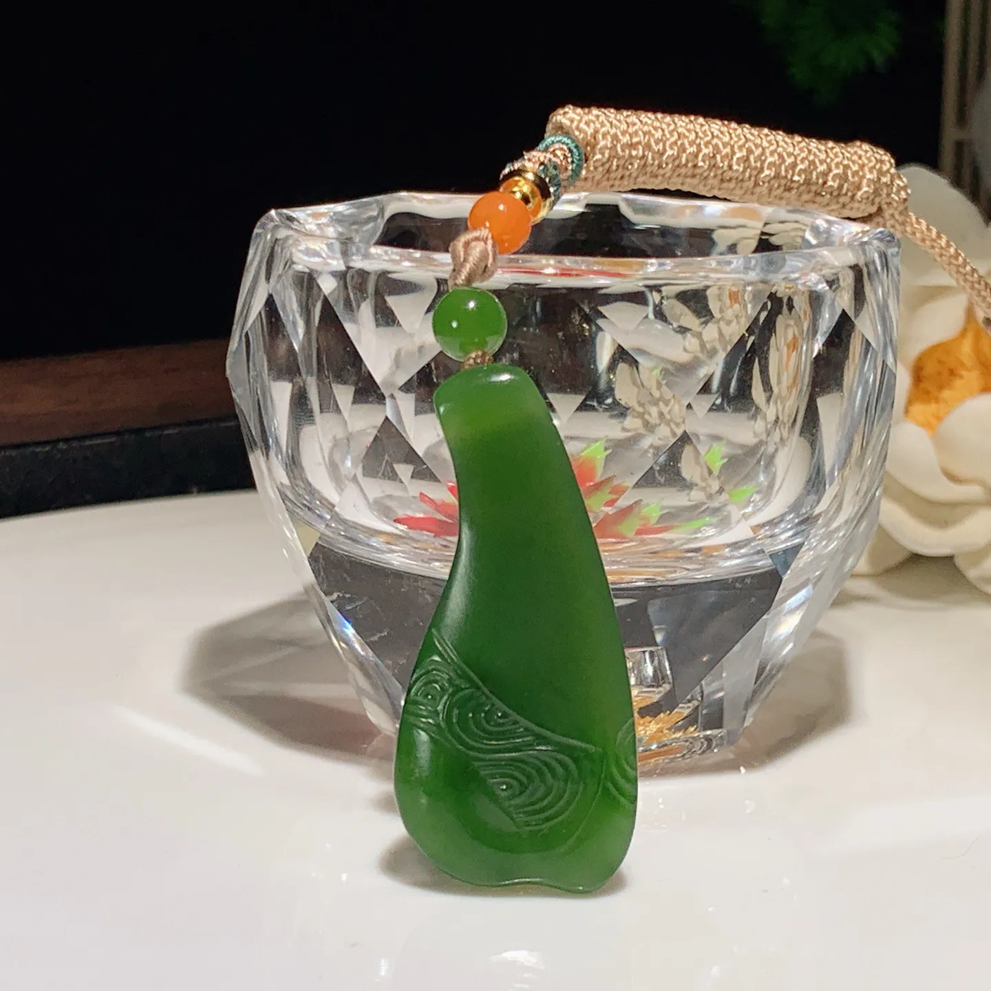 和田玉阳绿俄罗斯碧玉顺丰顺水随型挂件。尺寸43/20/9重11.8克。玉质细腻油润。手推出油。佩戴高端典雅。lt251201