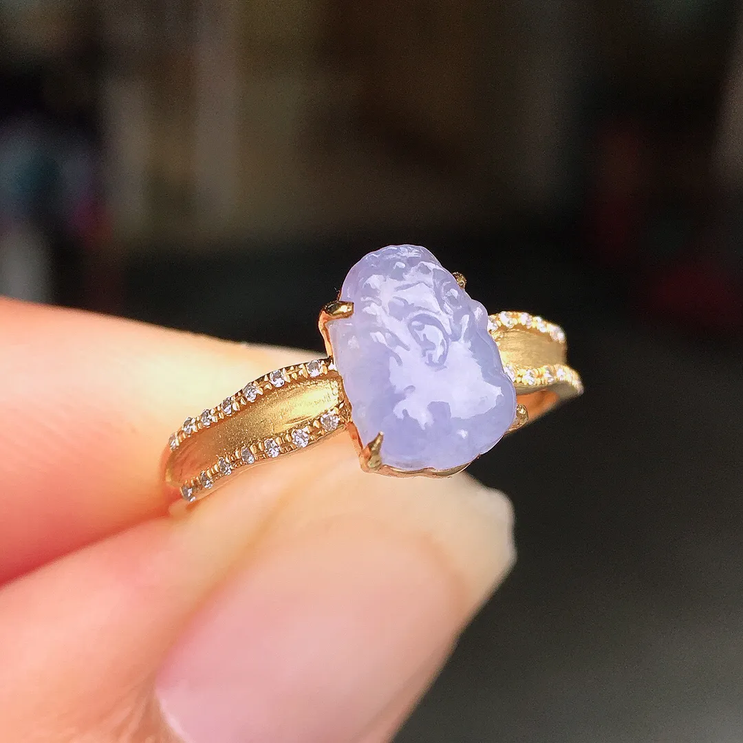 紫罗兰貔貅戒指，色泽均匀艳丽，玉质细腻，荧光感超
强，饱满圆润，尽显优雅气质，18k
金豪华镶嵌