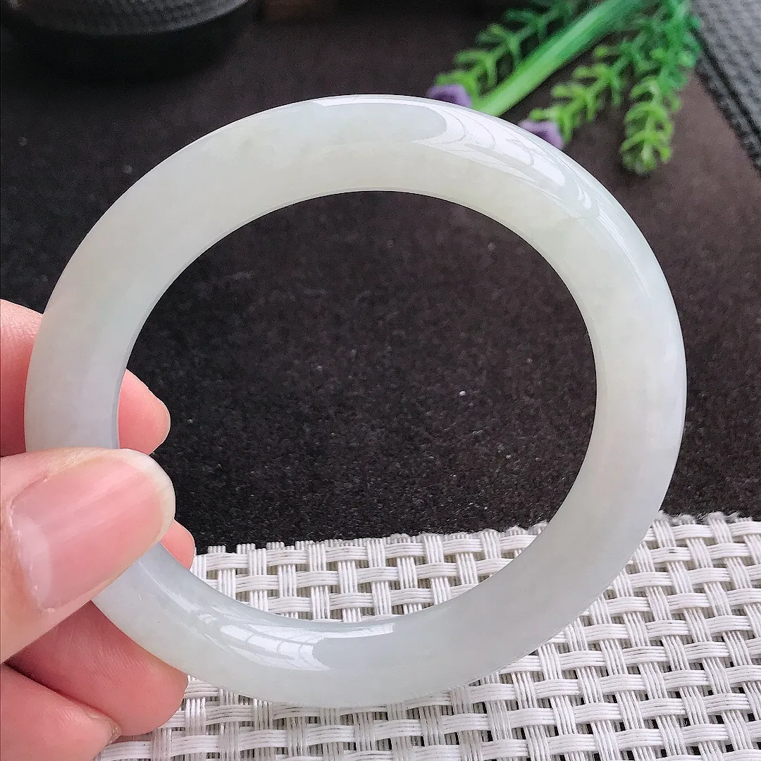 天然A货翡翠55.5/10.3/10老坑秀气冰润白月光圆条手镯玉手镯