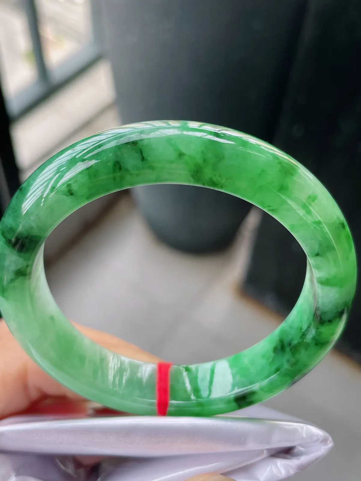 【翡翠名称】老种冰飘花56正圈口翡翠手镯
【翡翠尺寸】56-13-9.2mm适合55-57正圈口佩戴  宝贝是自然光实拍哈
【翡翠描述】缅甸天然翡翠A货，种老水足，玉质细腻，色泽靓丽，性价比高，佩戴效果好！