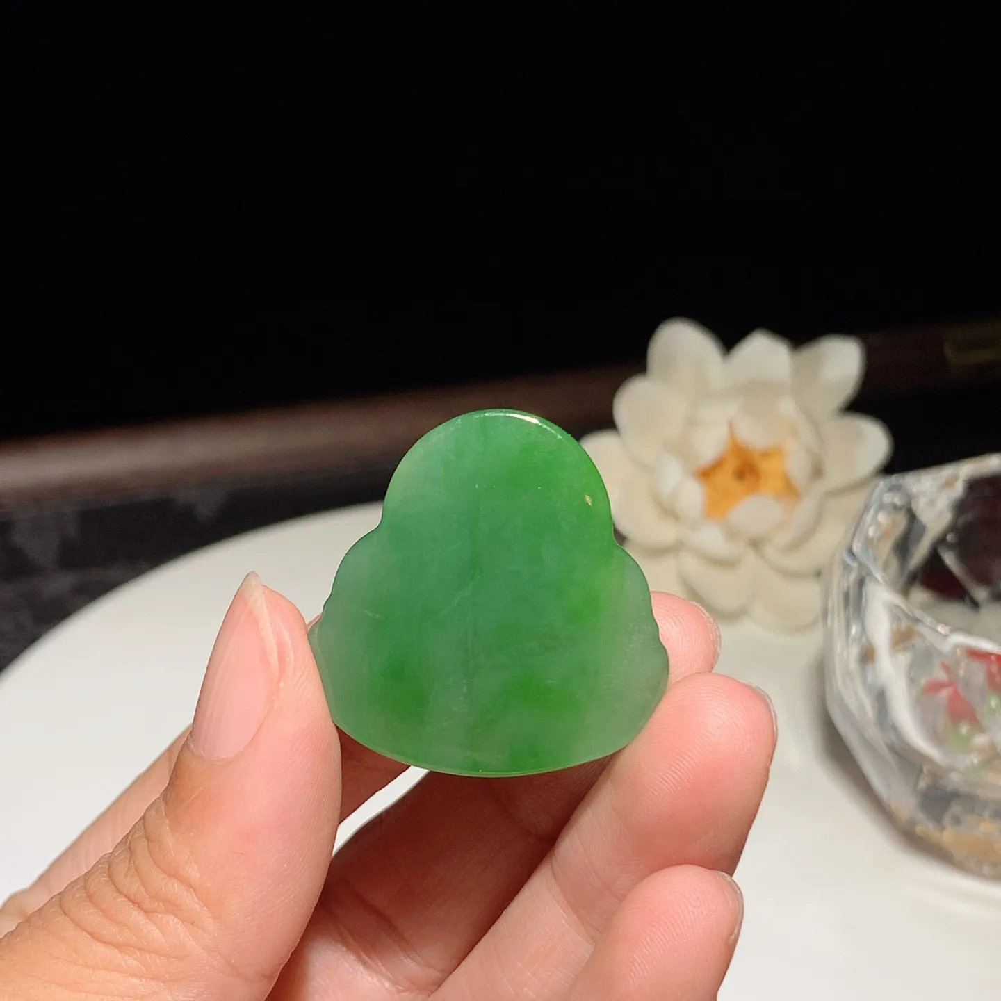 和田玉阳绿俄罗斯碧玉佛引福来挂件。尺寸31/31/10重14.5克。玉质细腻油润。手推出油。佩戴高端典雅。lt251201