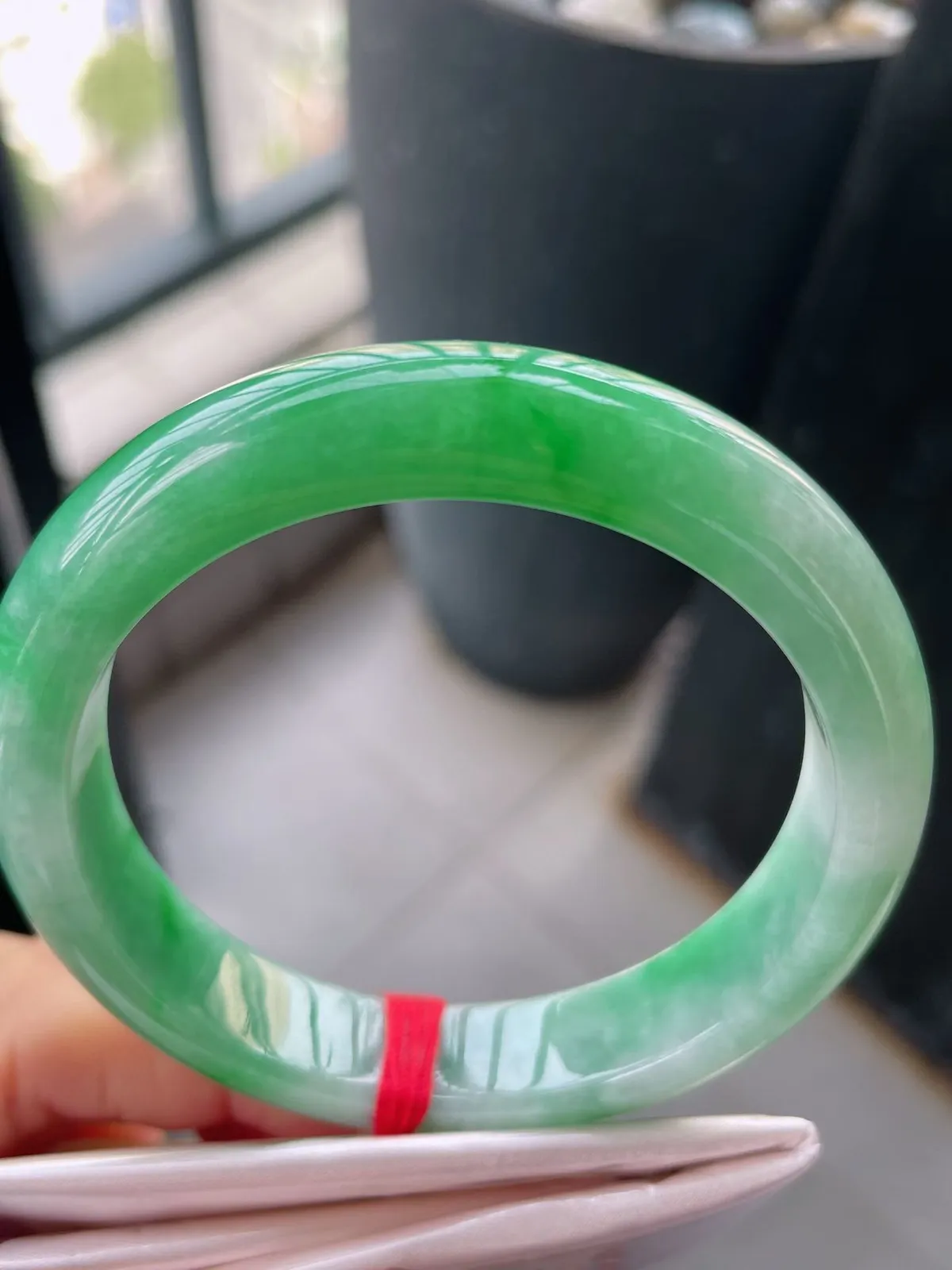 【翡翠名称】冰润飘阳绿58正圈口翡翠手镯
【翡翠尺寸】58-12.8-8.5mm适合57-59正圈口