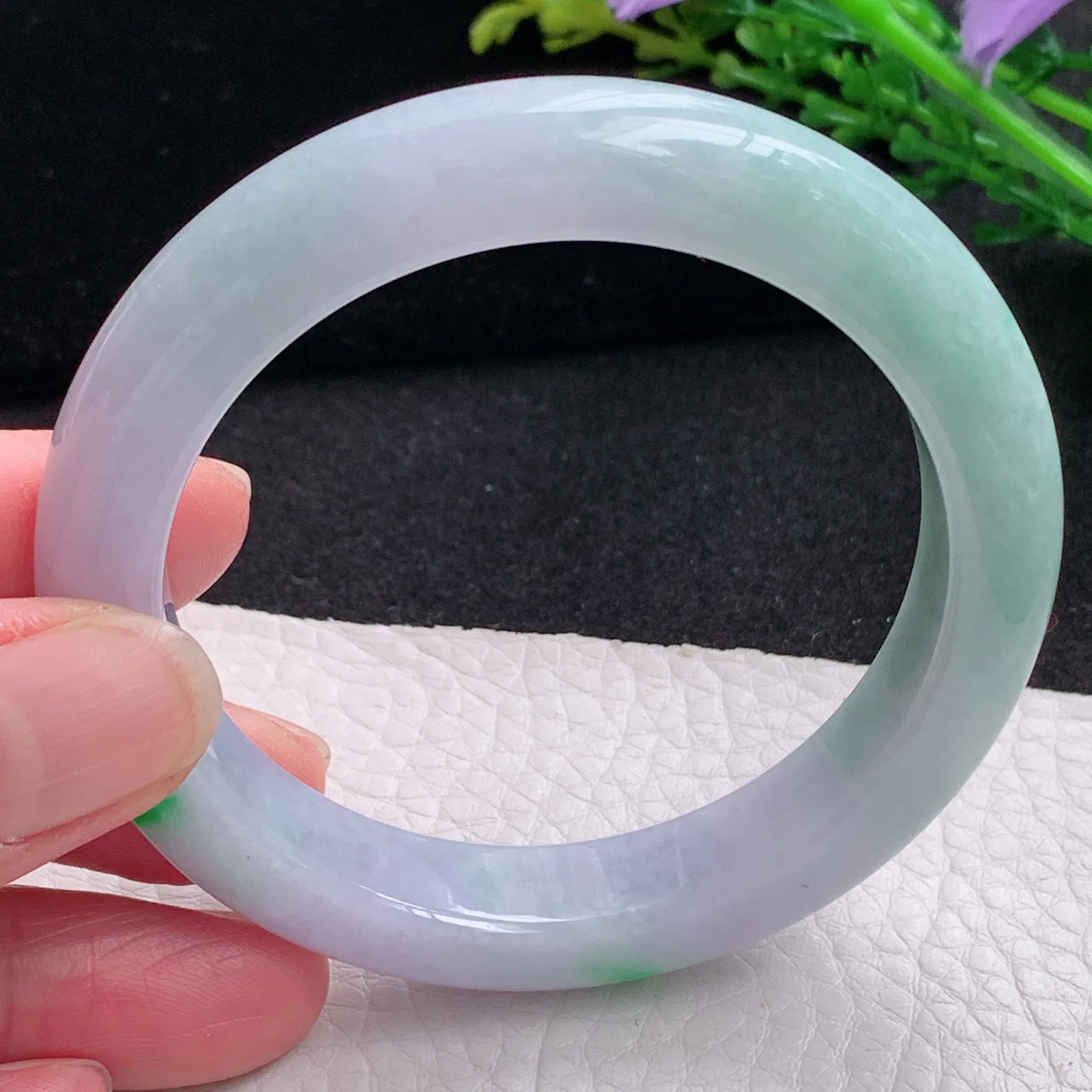 yh自然光54.5*11.2*9平安镯 缅甸翡翠a货玉手镯春带彩甜美？宽边玉手环