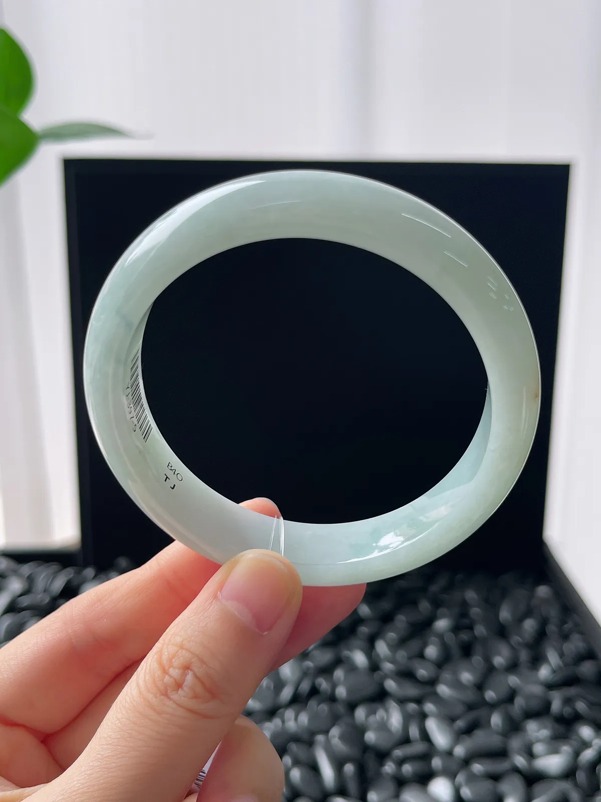 正圈56.5圈口，翡翠糯化种浅绿色手镯