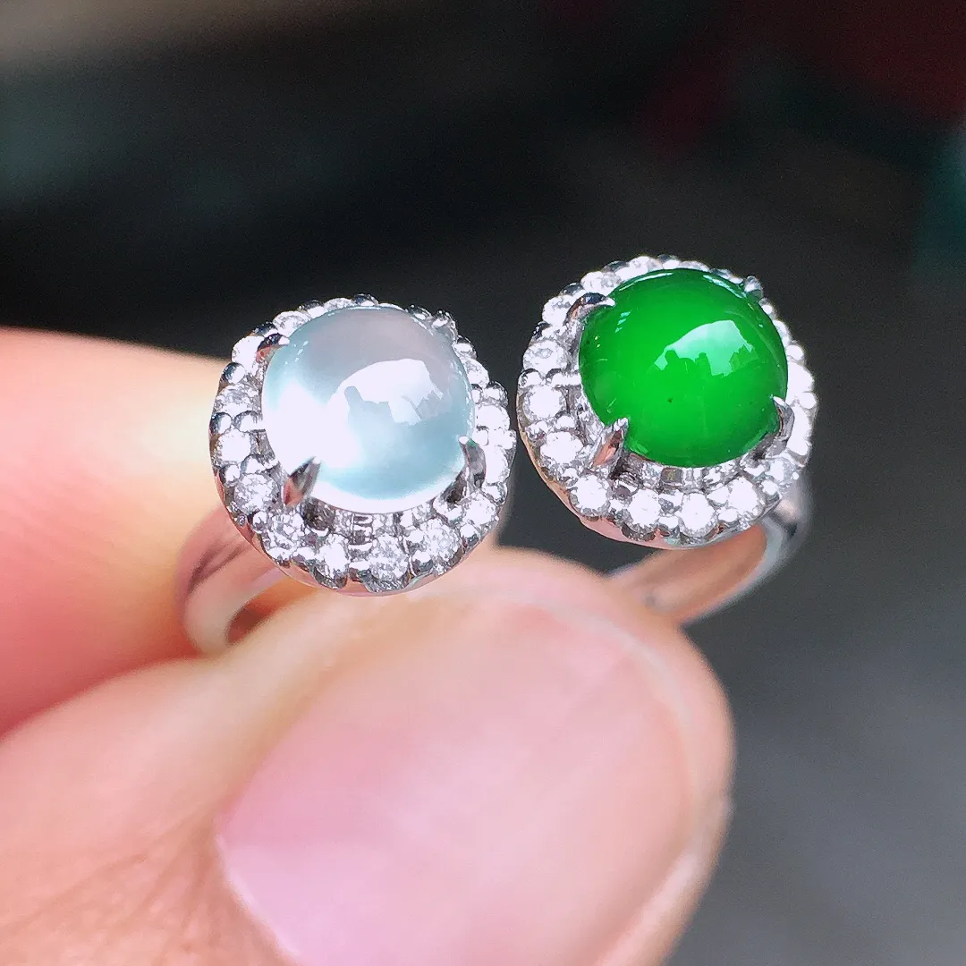 （冰+绿）二合一戒指，色泽均匀艳丽，玉质细腻，荧光感超
强，饱满圆润，尽显优雅气质，18k
金豪华镶嵌