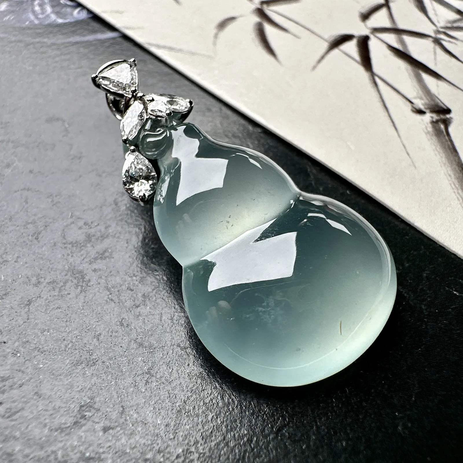 【冰种晴绿葫芦吊坠】质地细腻，冰润起光，胶感强烈，冰感明显，18K金钻精美镶嵌，裸石尺寸33.1*2