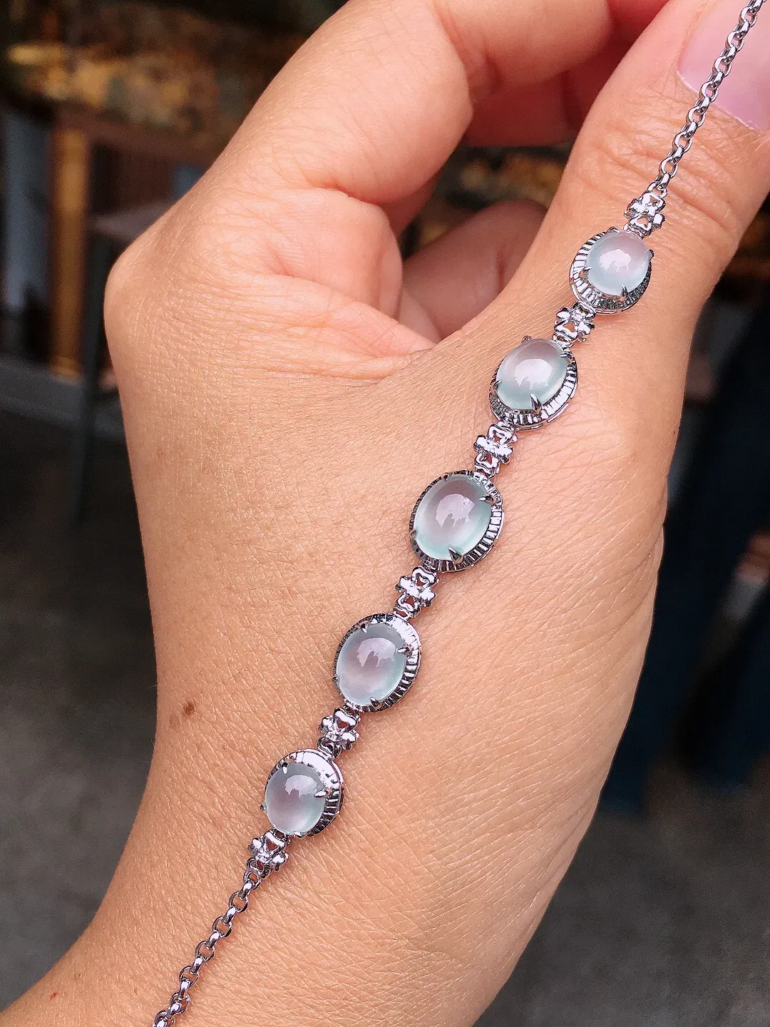 玻璃种蛋面手链，玉质细腻，荧光感超
强，饱满圆润，尽显优雅气质，18k
金豪华镶嵌