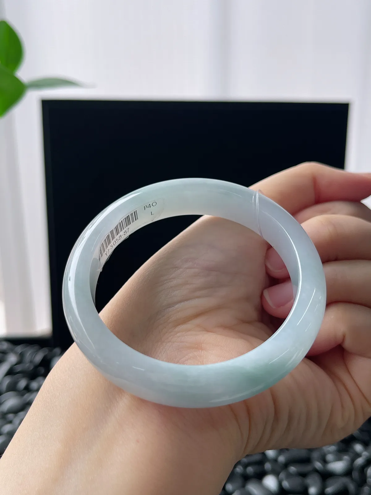 正圈54圈口，翡翠糯化种浅绿色手镯