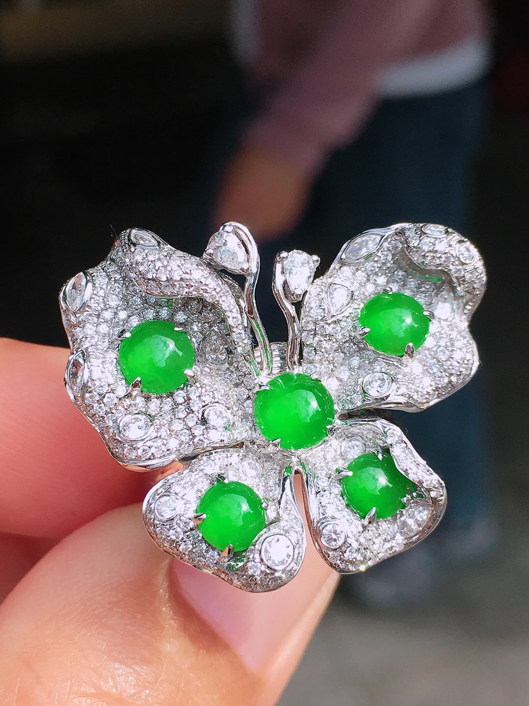 阳绿蝴蝶三用款，色泽均匀艳丽，玉质细腻，荧光感超
强，饱满圆润，尽显优雅气质，18k
金豪华镶嵌