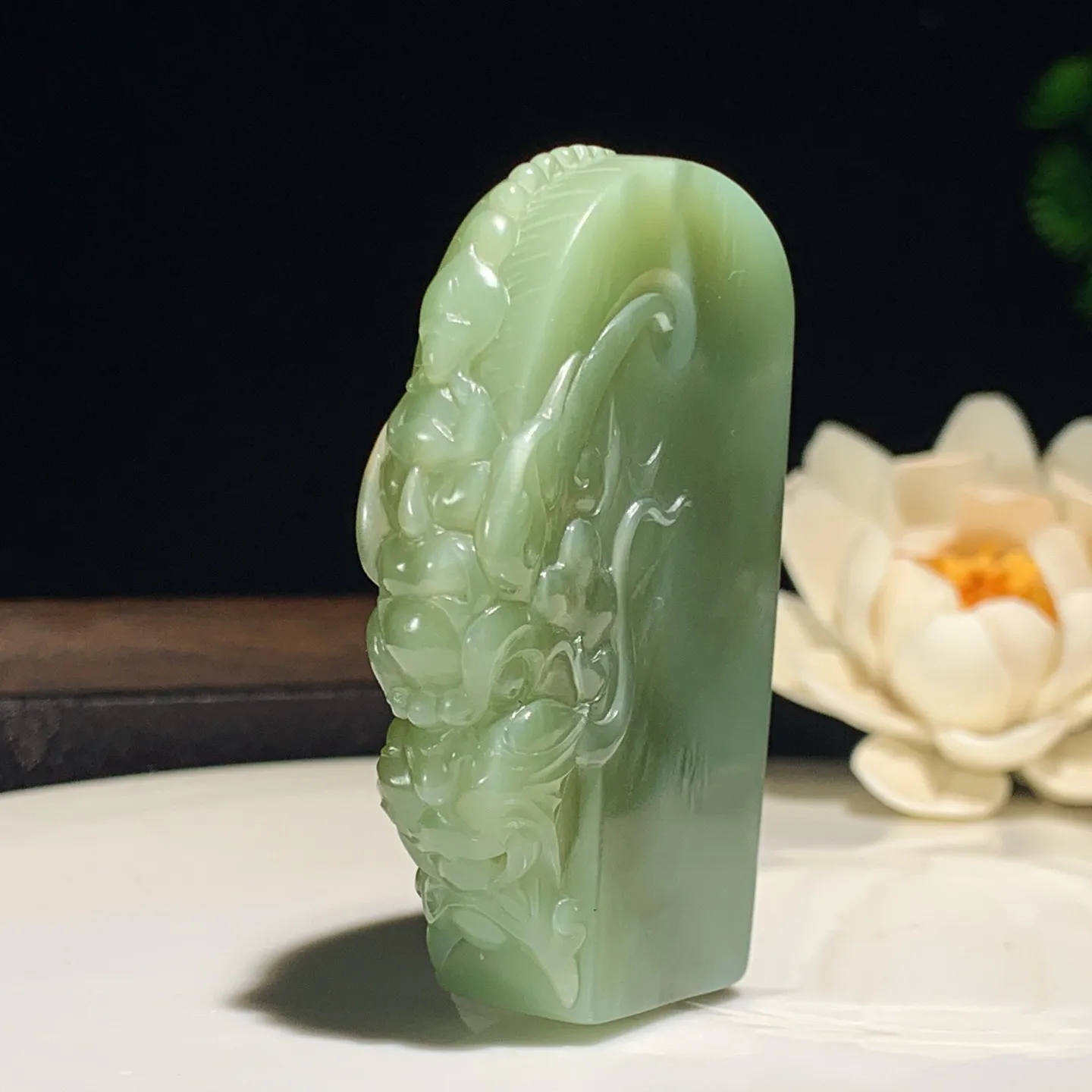 和田玉粉青猫眼俄罗斯碧玉龙佑一方牌子挂件。尺寸60/36/12重63.5克。玉质细腻油润。手推出油。佩戴高端典雅。lt251201