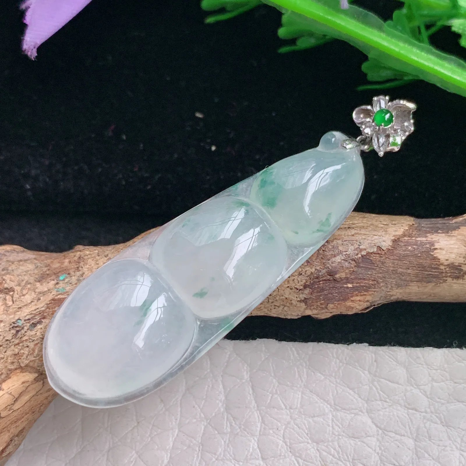 abc自然光48*14.3*6天然缅甸翡翠冰飘花平安豆 四季豆玉吊坠 玉挂件