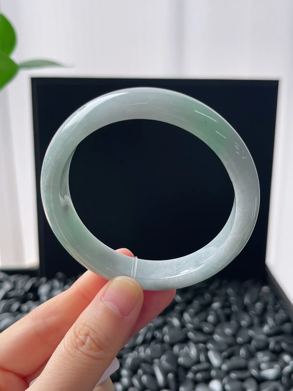 正圈55.5圈口，翡翠糯化种浅绿色手镯